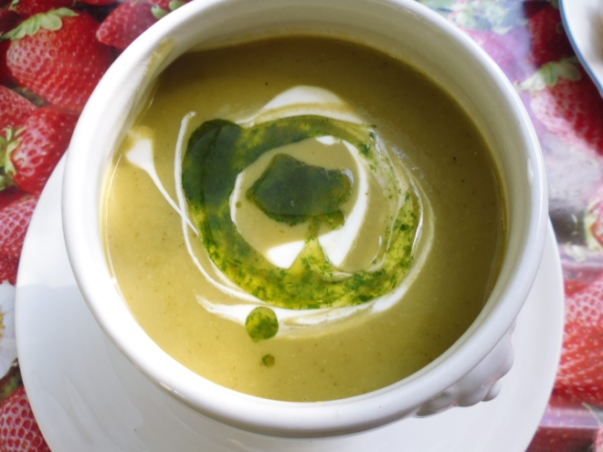 Pea pod soup with yoghurt and a mint oil